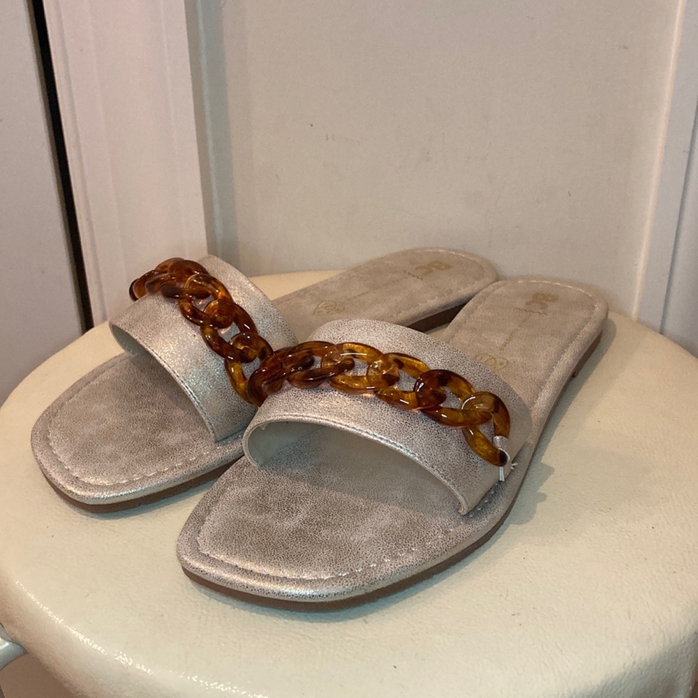 Vegan leather, tortoise chain slides